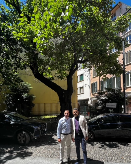 L'arch. Giancarlo Zema (titolare del prestigioso studio di architettura GZDG) con i fondatori (in foto Berruti Daniele) sotto l'albero storico di Paulownia a Milano (Brera).